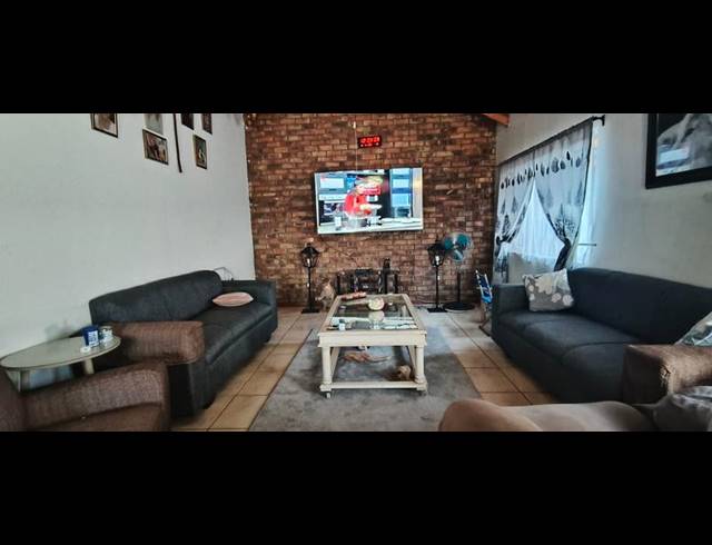 2 BEDROOM HOUSE FOR SALE IN MOUNTAIN VIEW